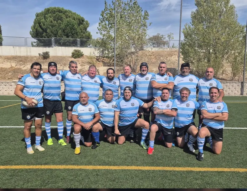 Plantel de Tango Classic's con la camiseta celeste y blanca en un campo de rugby