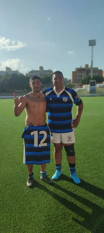 Dos jugadores tras un partido de Tango Classic's, uno con la camiseta número 12