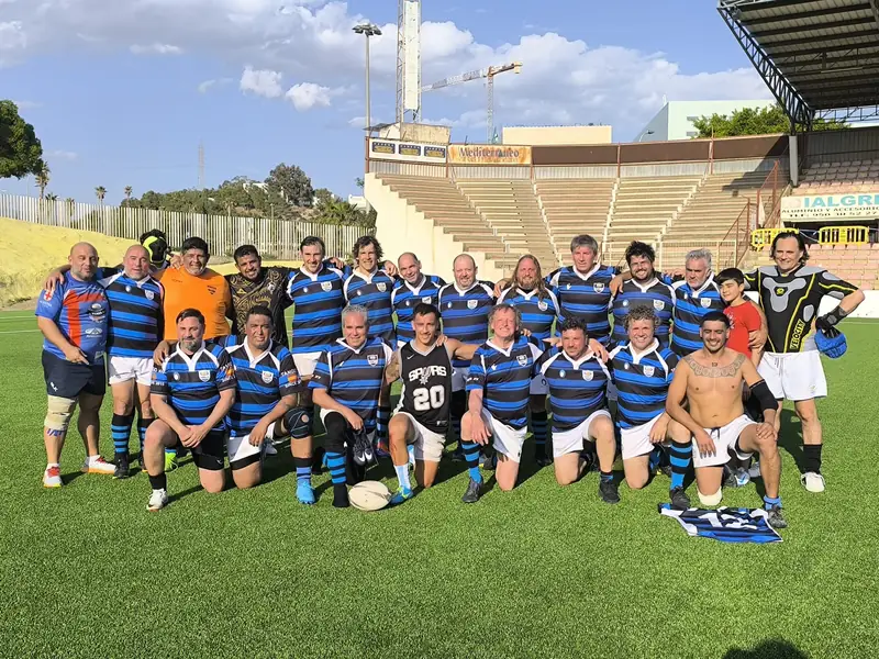Plantel de Tango Classic's con la camiseta azul y negra posando en un estadio tras un partido de veteranos