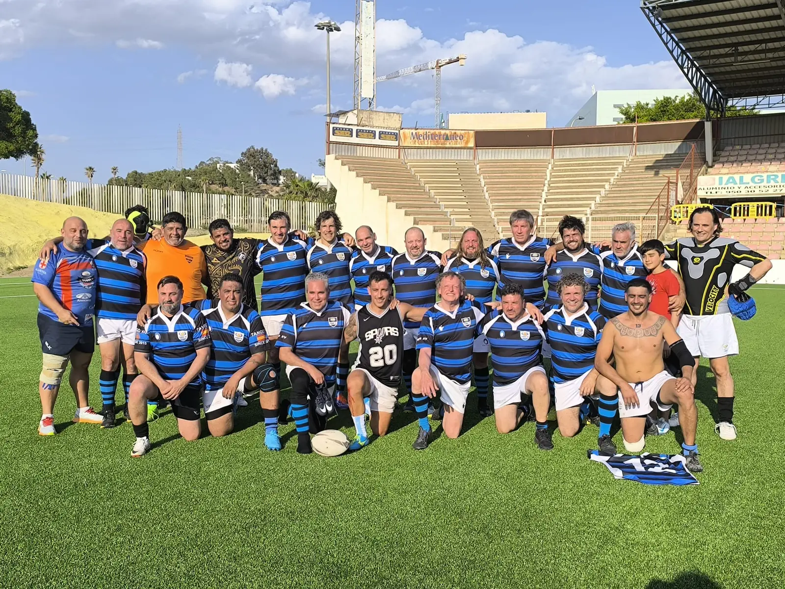 Plantel de Tango Classic's, comunidad de rugby veterano de argentinos en España, posando tras un partido de veteranos