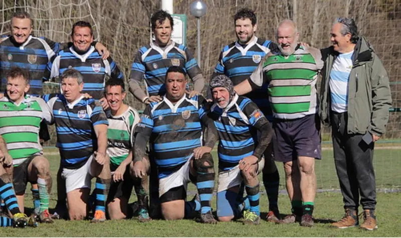 Integrantes de Tango Classic's compartiendo con otro equipo tras un encuentro de rugby