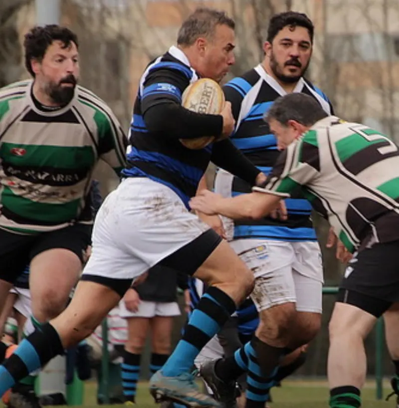Jugador de Tango Classic's con la pelota en un partido de rugby veterano +35